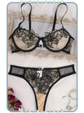 Conjunto de lencería negro con detalles beige y encaje elegante

