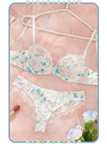 Conjunto de lencería blanco con flores azules y encaje delicado

